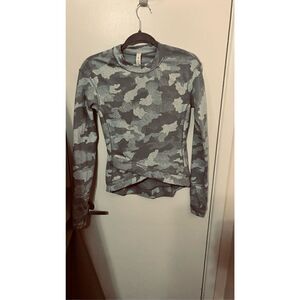 Lululemon Close To Crossing Gray Camouflage Long Sleeve Top Size 4 (B)